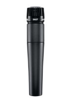 מיקרופון דינמי מקצועי Shure SM57-LCE – פריט שחור עומד על רקע לבן עם רשת מתכתית בחלקו העליון