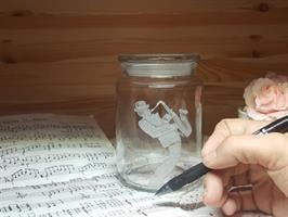 צנצנת זכוכית עם חריטה בעבודת יד של קלייזמרים