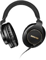 אוזניות אולפן מקצועיות Shure SRH840A – אוזניות שחורות עם לוגו Shure מוזהב על האוזניה וכבל מחובר