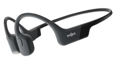 אוזניות ספורט אלחוטיות מוליכות עצם Shokz OpenRun – פריט אחד בצבע אפור כהה עם לוגו Shokz מונח באלכסון על רקע לבן Bluetooth