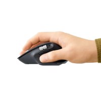 עכבר אלחוטי צבע שחור Logitech MX Master 3S Performance – יד אוחזת בעכבר האלחוטי השחור כפתורי הצד והגלגלת שלו נראים טעינה
