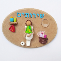 שלט עץ אובלי לשירותים דמות בשמלה ירוקה – עיצוב תלת ממדי הומוריסטי בעבודת יד מפימו
