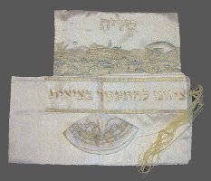 סט של טלית עם תיק וכיפה תואמים עשוי בד אורגני לבן עם ברק דגם ירושלים בזהב וכסף