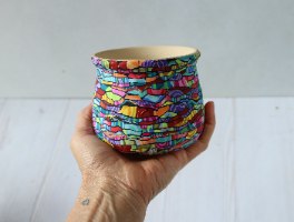 עציץ קטן עם חור ניקוז