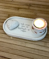 מעמד בטון פולימרי אובלי קטן עם פמוט ולב
