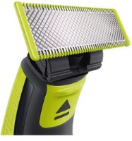 מכונת גילוח לזקן ולגוף פיליפס Philips One Blade QP2724/10 – מבט מקרוב על להב הגילוח הירוק והמתכתי של המכשיר על רקע לבן