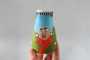 זוג צבעוני של מלחיה ופלפליה מפורצלן בשילוב פני נשים