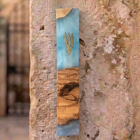 בית מזוזה מרשים לכניסה – עץ זית ואפוקסי כחול