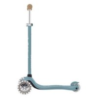 קורקינט עם גלגלים מאירים צבע כחול Globber Signature Lights – מוצר כחול במבט צד עם גלגל קדמי מואר