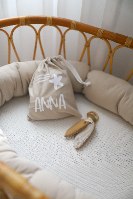 סדין למיטת תינוק + שק עם שם התינוק לבגדי החלפה/חפצים קטנים