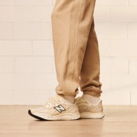 Fresh Foam Arishi V4 נעל ריצת כביש גברים צבע שמנת/ אבן | NEW BALANCE | ניו באלאנס