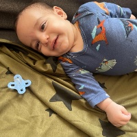שמיכת ג'רסי עם שם התינוק- ירוק זית- כוכבים