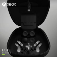 ערכת אביזרים עבור בקר Elite Core – מארז שחור פתוח המכיל אביזרי בקר עם לוגו XBOX