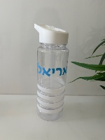 בקבוק פסים עם קשית ממותג בשם