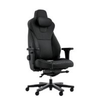 כיסא אורטופדי Keisar G-Force – כיסא יחיד בצבע שחור עם תפרים לבנים משענות יד וגלגלים מוצג על רקע לבן