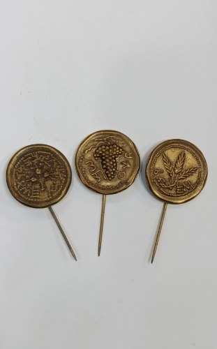 3 סיכות דמויות מטבעות יהודים עתיקים