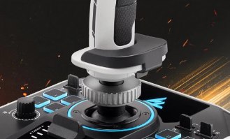 בקר טיסה מקצועי Thrustmaster Sol-R 1 Flightstick PC – תקריב על ידית הבקר הלבנה וכפתורים מוארים כחול על רקע כהה