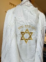 טלית חתנים מהודרת עם רקמת שם ומגן דוד- פסים לבן וזהב