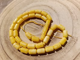 מסבחה  שרף מודרנית במראה ענבר צהוב-חלמון – עיצוב משויש חגיגי