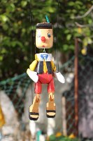 בובת מריונטה פינוקיו מעץ | עבודת יד וצביעה ידנית לתלייה (גובה 34 ס"מ)