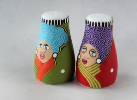 זוג צבעוני של מלחיה ופלפליה מפורצלן בשילוב פני נשים