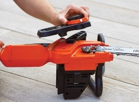 מסור גיזום 25 ס”מ – Black+Decker GKC1825L20, עבודה נוחה גם במקומות צרים.
