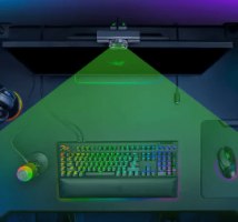 מצלמת רשת צבע לבן Razer Kiyo V2 X 2K – מצלמה המקרינה אור ירוק על מקלדת ועכבר RGB בשולחן גיימינג