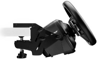 ערכת היגוי Thrustmaster Simrtask WW – בסיס ההגה השחור מחובר לשולחן לבן עם ההגה מוטה כלפי מעלה