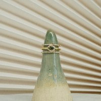 טבעת זהב מעוצבת משובצת באבני טורמלין טבעיות ויהלומים לבנים