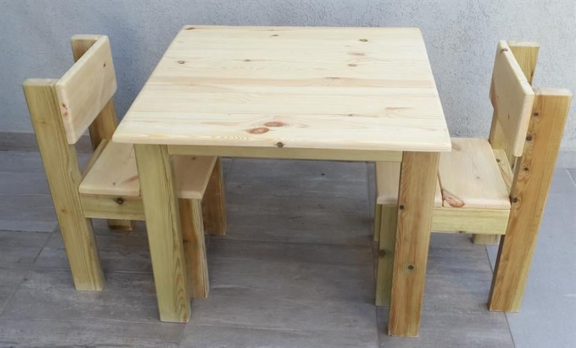 שולחן וכסאות מעץ