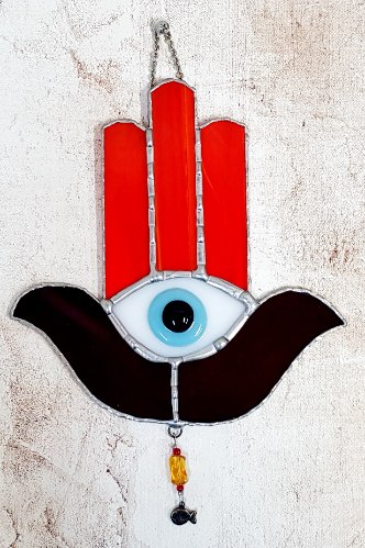 חמסה בצבעי כתום אדום עם עין בעבודת ויטראז' ייחודית