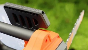 Black+Decker BECS2040 – מסור נטען לעבודה מהירה בגינה ובחצר.
