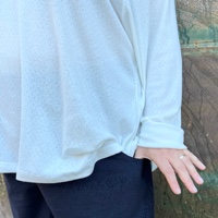 חולצה מדגם קשת (שרוול ארוך) מבד פונטייל בצבע אופווייט