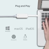 מתאם רשת Tp-Link UE300C Gigabit USB-C – מתאם לבן מחובר למחשב נייד ומוצגים סמלילי מערכות הפעלה אלחוטי