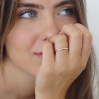 טבעת זהב עדינה בעיצוב א סימטרי