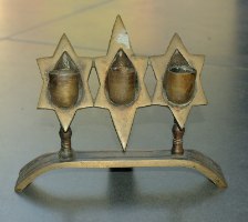 שלישית פמוטים מברונזה בסגנון ספרדי מחוברים בצורת מגן דוד וינטאג' חן חולון ישראל שנות ה- 60