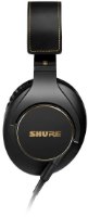 אוזניות אולפן מקצועיות Shure SRH840A – אוזנייה שחורה אחת עם נגיעות זהב וכבל מוצגת בזווית קלה