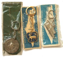 לוט של שלושה מחזיקי מפתחות ממתכת ישראל שנות ה- 60, אריזה מקורית בצלאל וינטאג'
