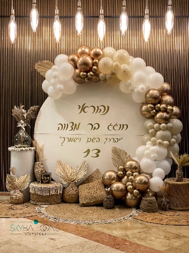 קיר צילום בר מצווה יוקרתי – לבן וזהב בוהו שיק