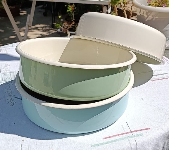 תבנית אפייה והגשה עגולה מאמייל איכותי קוטר 22 ס"מ – Enamel Boutique