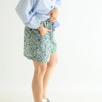 מכנסיים קצרים מדגם יעל עם פרחים בצבעים של ירוק וכחול על רקע לבן - זוג אחרון במלאי במידה 14