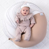3 ב- 1: כרית הריון, כרית הנקה ופוף לתינוקות ולפעוטות. מסייעת להקלה בכאבי גב ואגן בהריון, בהנקה נסגרת ע"י פטנט ייחודי להנקה בידיים חופשיות. בתמונה: תינוק שוכב על כרית הריון והנקה מונלאב דגם נטורל של קואליטה כשהיא סגורה לצורת פוף. baby lying on pregnancy and nursing pillow Natural MoonLove  by Koalita