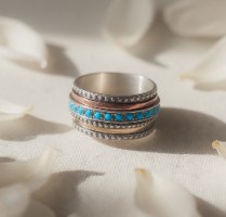 טבעת כסף וזהב מעוצבת עם אבני טורקיז– תכשיטי מעצבים בעבודת יד.