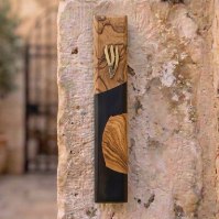מזוזה מעוצבת בעבודת יד: עץ זית ושחור פחם