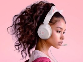 אוזניות גיימינג חוטיות צבע לבן Razer Kraken Kitty V3 X – אישה עם שיער מתולתל חובשת את האוזניות הלבנות