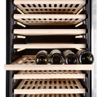 מקרר יין 176 בקבוקים, אינטגרלי מפואר עם 15 מדפי עץ, מדחס אינוורטר, בנפח של 430 ליטרים.