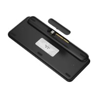 מקלדת מכאנית אלחוטית שחור/צהוב Logitech POP Keys – גב המקלדת השחורה עם תא סוללות פתוח מציג מקלט USB אלחוטי ומגעי סוללה