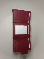 ארנק מעור אמיתי עם מתקן לכרטיסי אשראי נשלפים בצבע אדום.