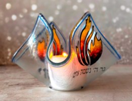פמוט "יזכור" זכוכית המיוצר בטכניקת פיוזינג