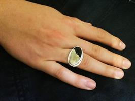טבעת כסף ואבן שחורה עם זהב
